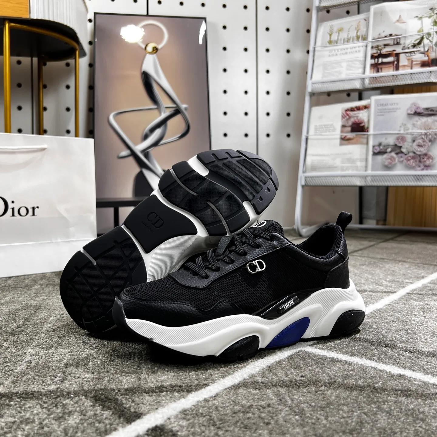 Factory price: 438💰Dior's new casual men's shoes👉 👉 Fashionable and versatile, 💞 simple and elegant style, 🔊 The fabric is made of imported cowhide with mesh, ☑️breathable mesh lining, sheepskin feet, original wear-resistant rubber outsole, exclusive new style, actual shot, three colors available, code number: 38-44, (45 can be customized)